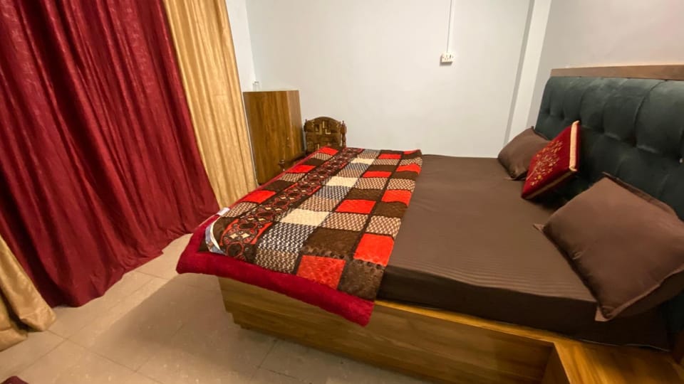 Bed, Photo of the whole room, Seating area, Bedroom