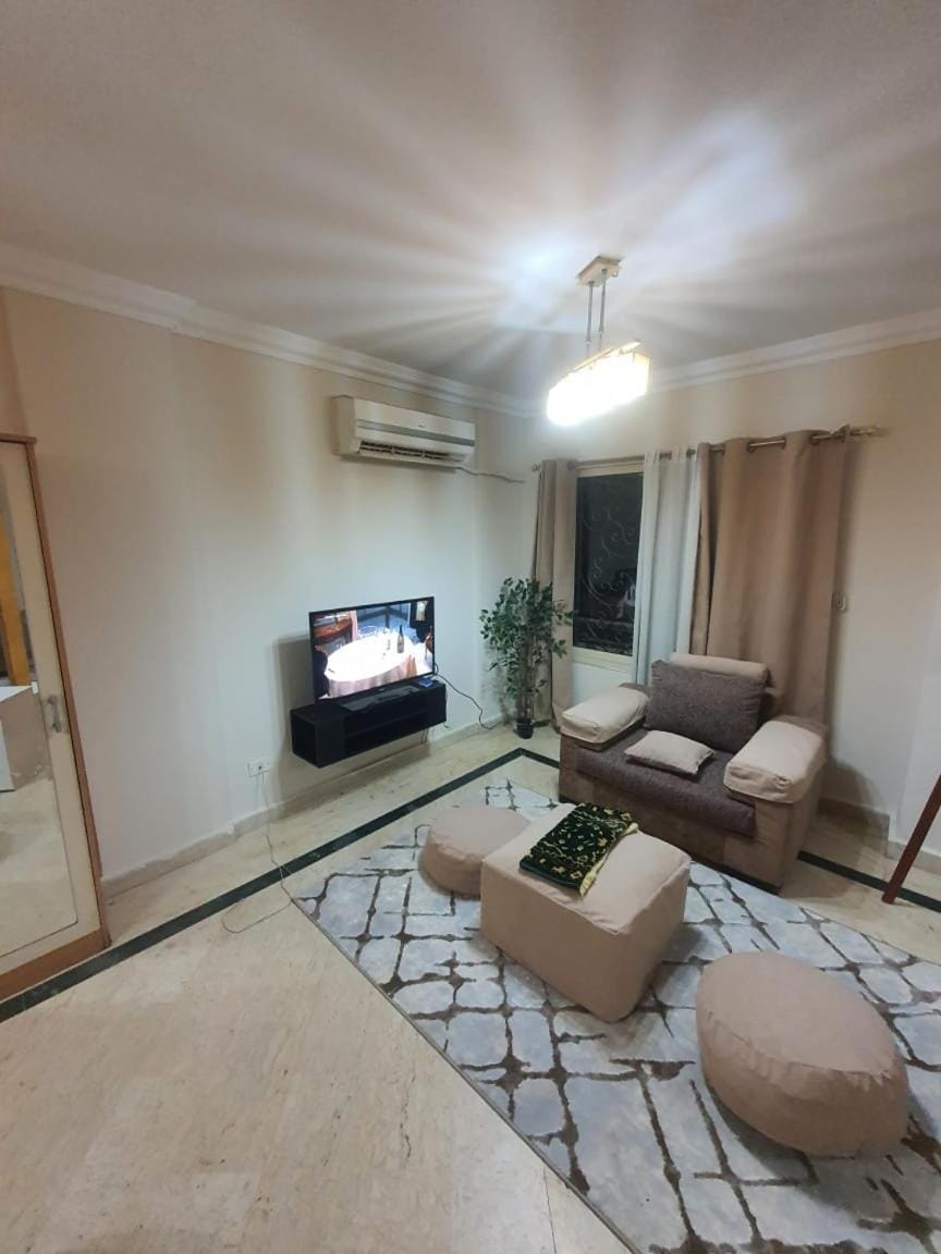 Communal lounge/ TV room, TV and multimedia, Living room, Seating area, air conditioner