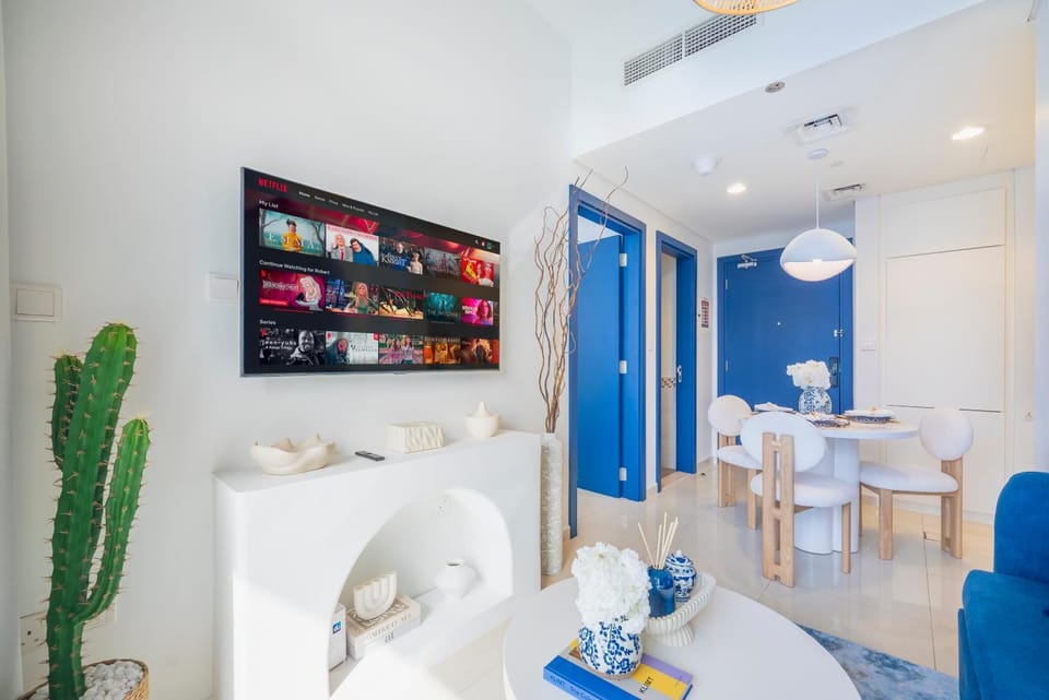 TV and multimedia, Kitchen or kitchenette, Living room, Seating area, Dining area