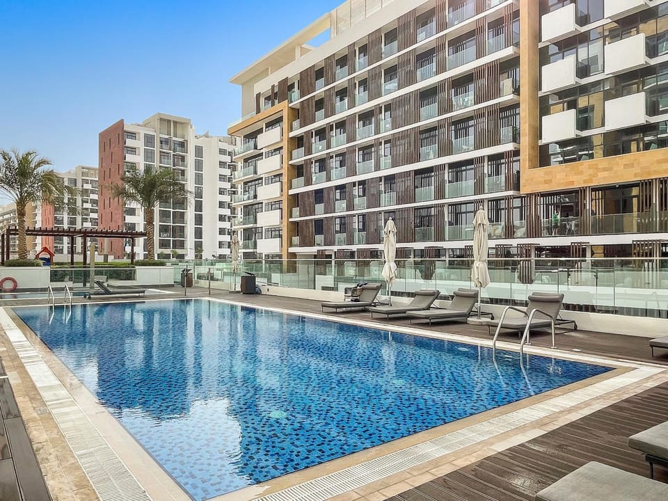 Property building, Day, Pool view, Swimming pool, sunbed