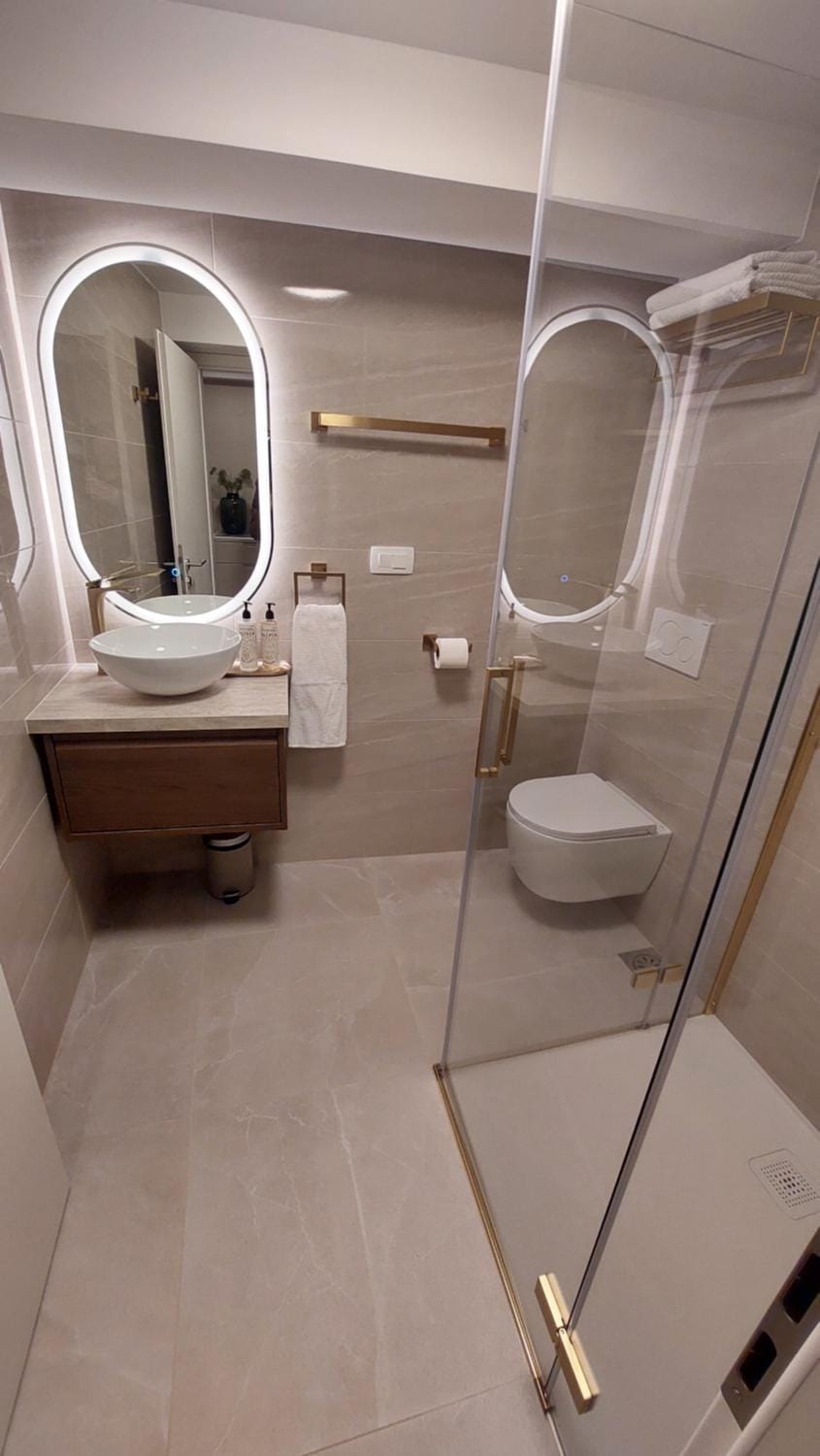 Shower, Toilet, Bathroom, towels