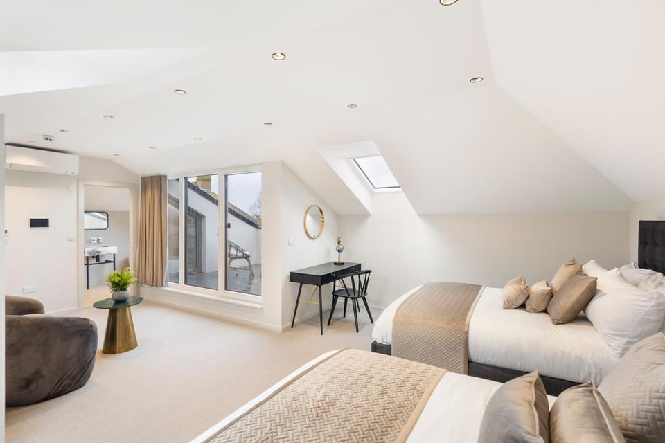 Bed, Photo of the whole room, Seating area, Bedroom