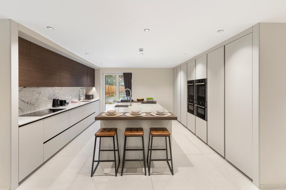Kitchen or kitchenette, Dining area, minibar, oven, stove