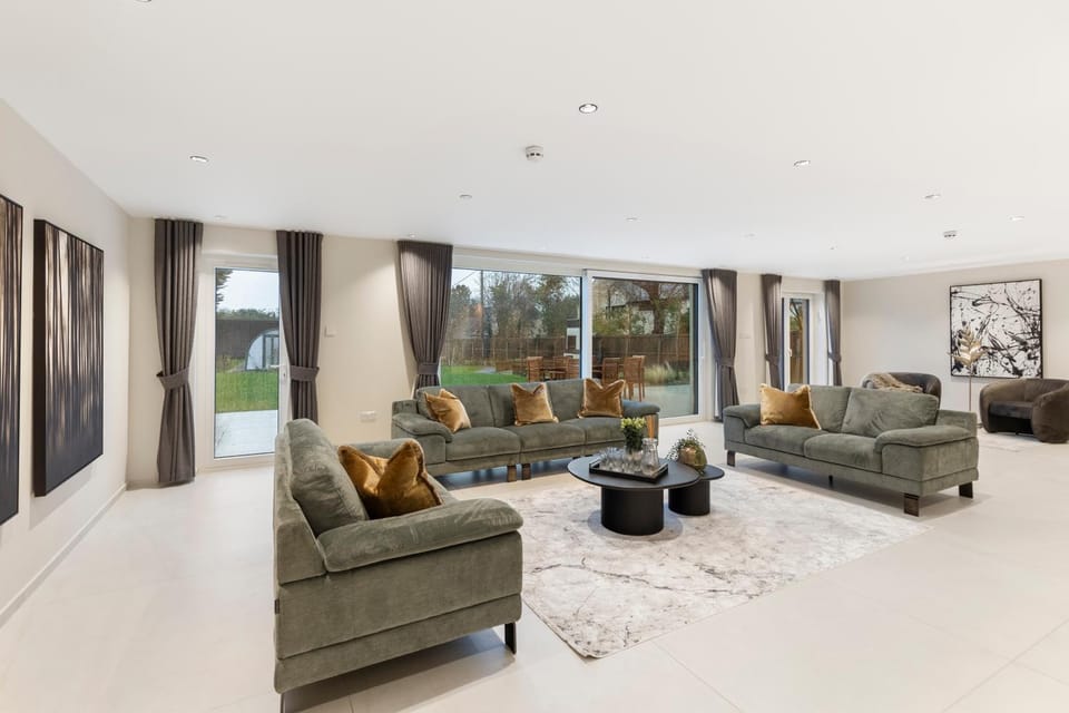 Living room, Seating area, Evening entertainment