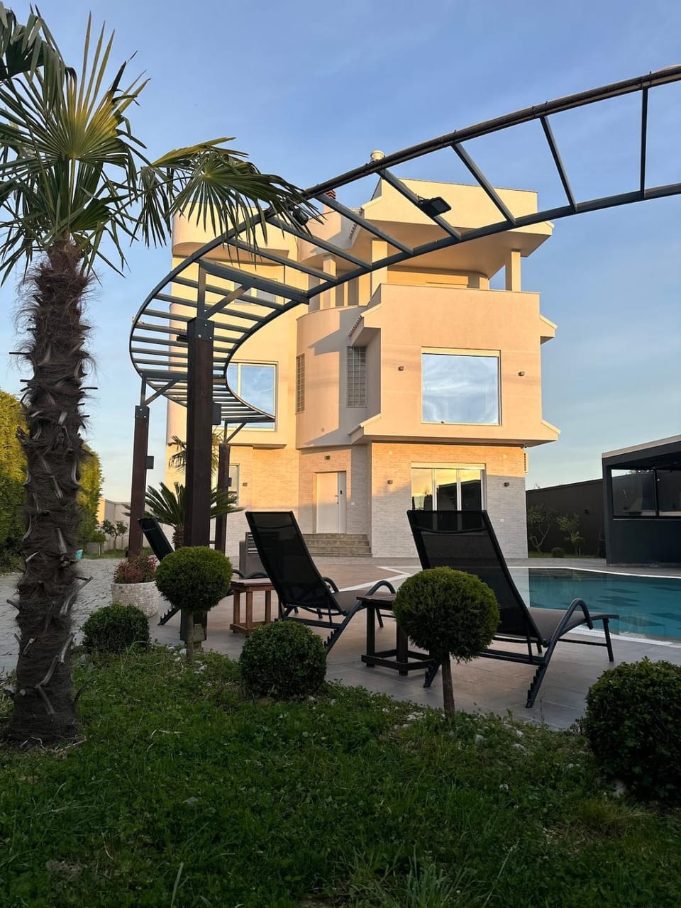 Property building, Patio, Day, Garden, Garden view, Pool view, Swimming pool, sunbed