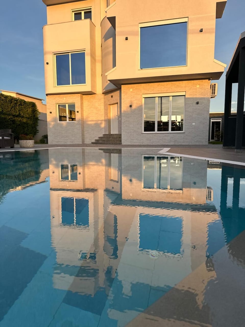 Property building, Day, Swimming pool