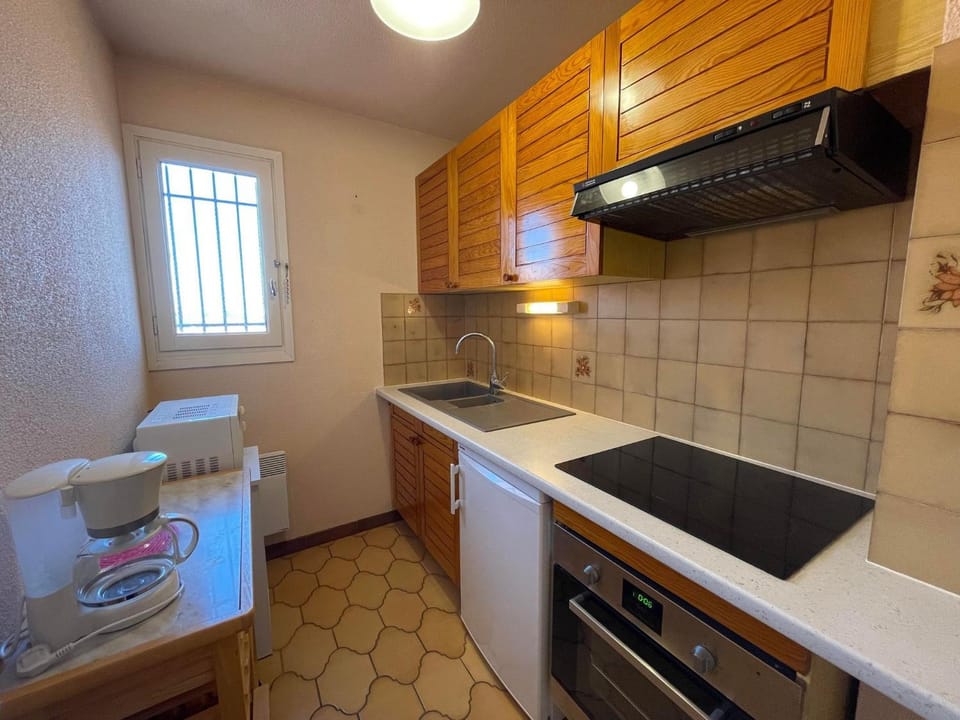 Coffee/tea facilities, Kitchen or kitchenette, microwave, oven, stove