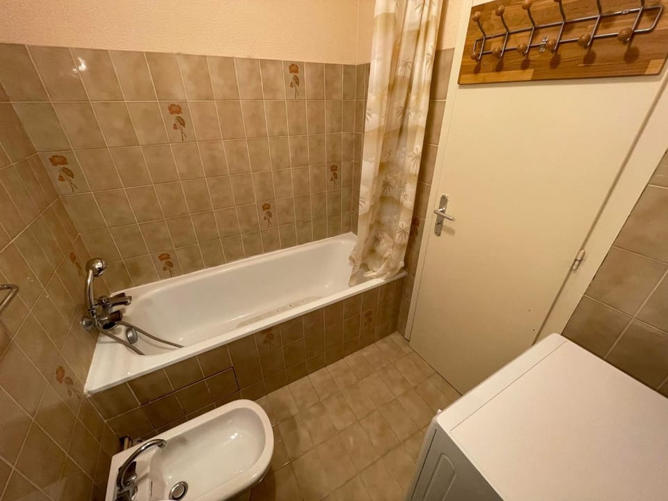 Bathroom, Bath, bidet, washing machine
