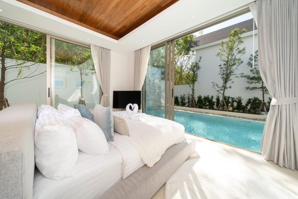 Bed, Photo of the whole room, Bedroom, Pool view