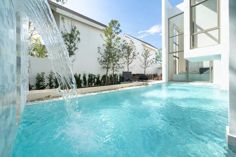 Property building, Day, Swimming pool