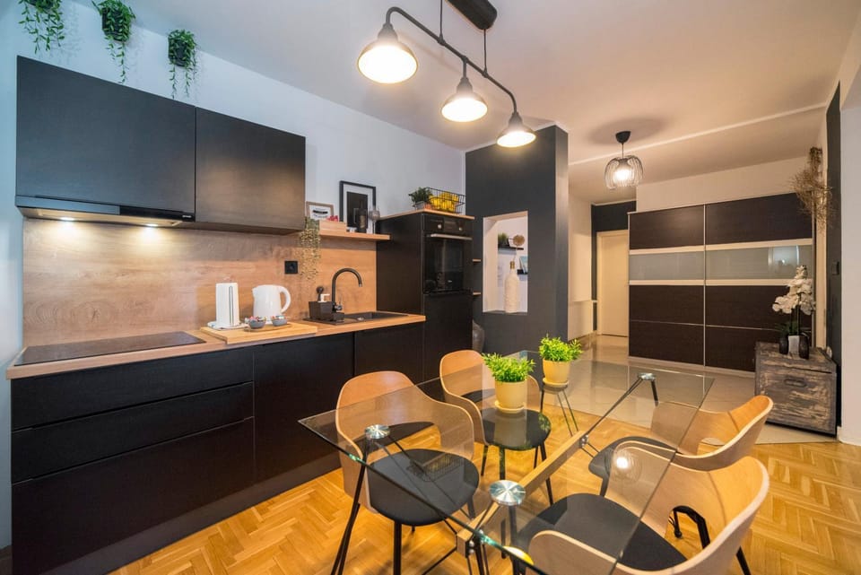 Kitchen or kitchenette, Dining area, stove