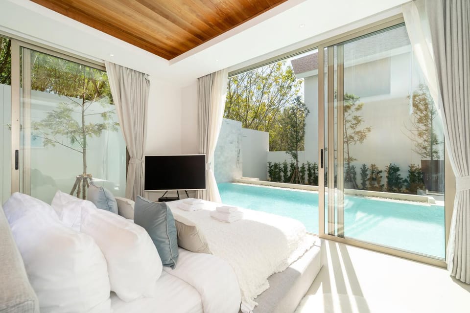 Bed, TV and multimedia, Seating area, Bedroom, Pool view