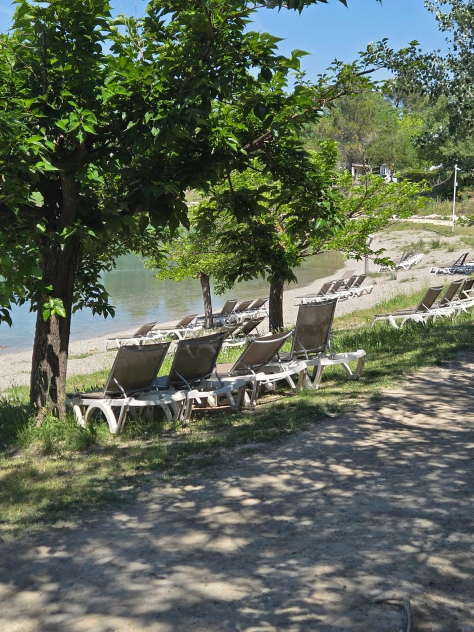 Iscles 231- MH Au calme près du lac Campground/ 
RV Resort in La Roque-d'Anthéron
