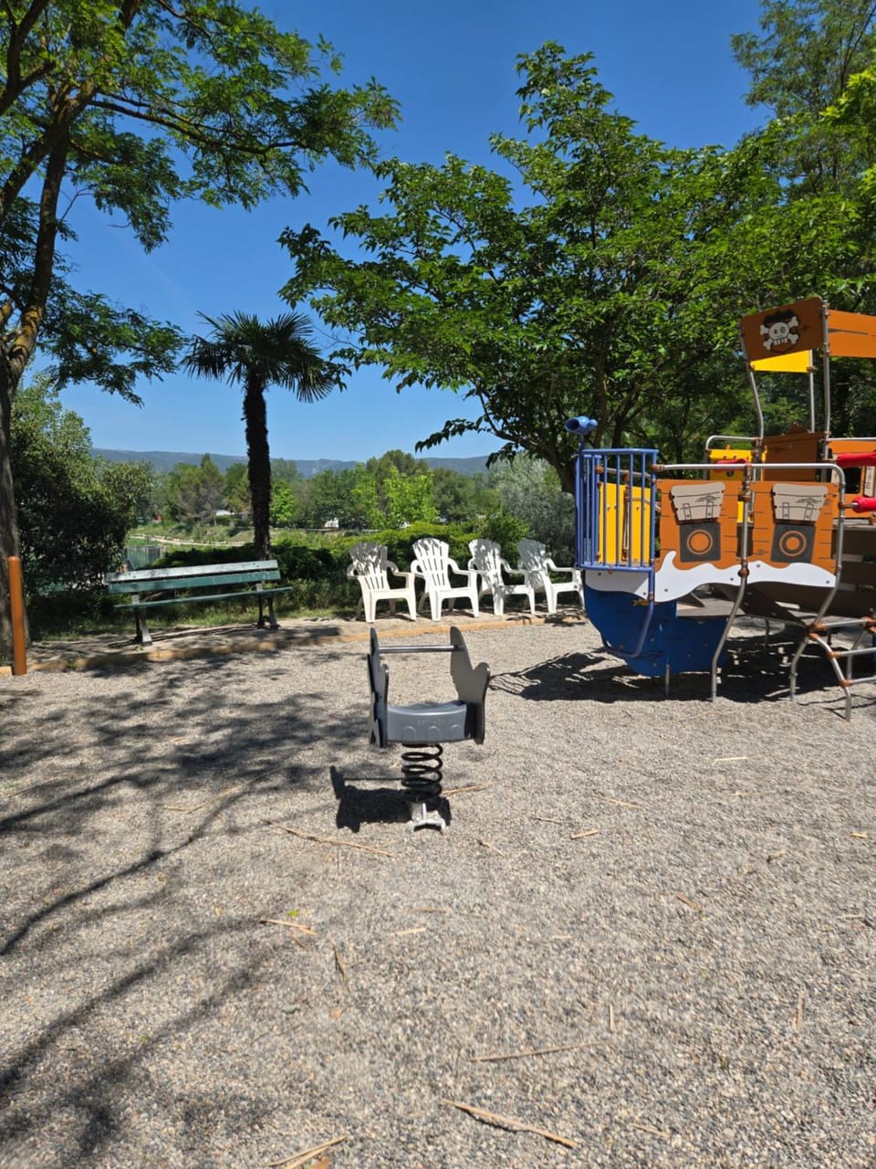 Iscles 231- MH Au calme près du lac Campground/ 
RV Resort in La Roque-d'Anthéron