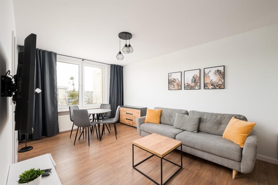 Communal lounge/ TV room, TV and multimedia, Living room, Seating area, Dining area, Evening entertainment