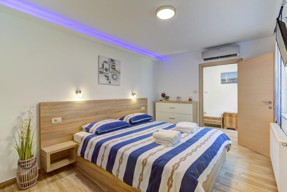 TV and multimedia, Bedroom, air conditioner