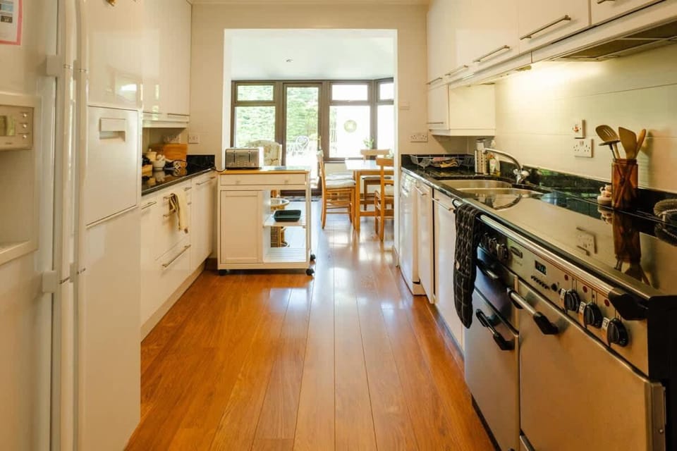 Spacious detached 4 bed can sleep 9 Parking House in Chester