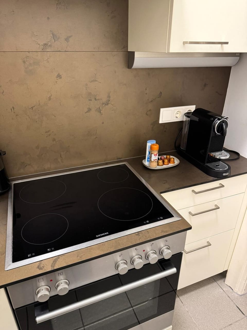 Coffee/tea facilities, Kitchen or kitchenette, stove, kitchen