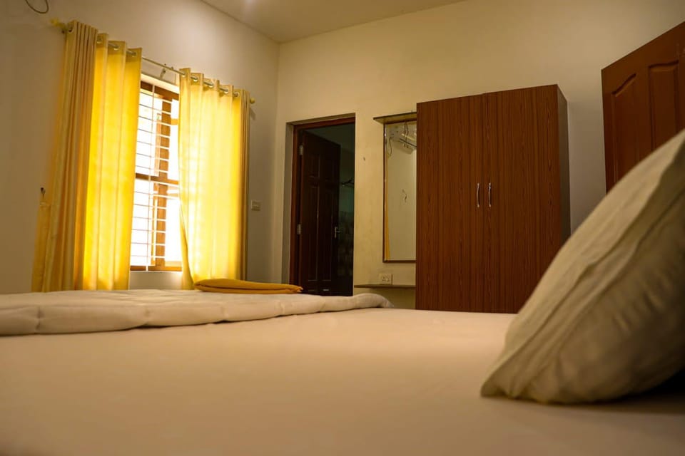 Bed, Photo of the whole room, wardrobe