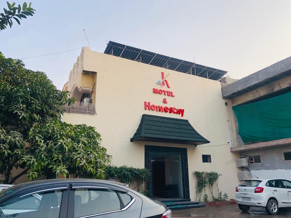 Property building, Facade/entrance, Day, Property logo or sign, Logo/Certificate/Sign, Parking