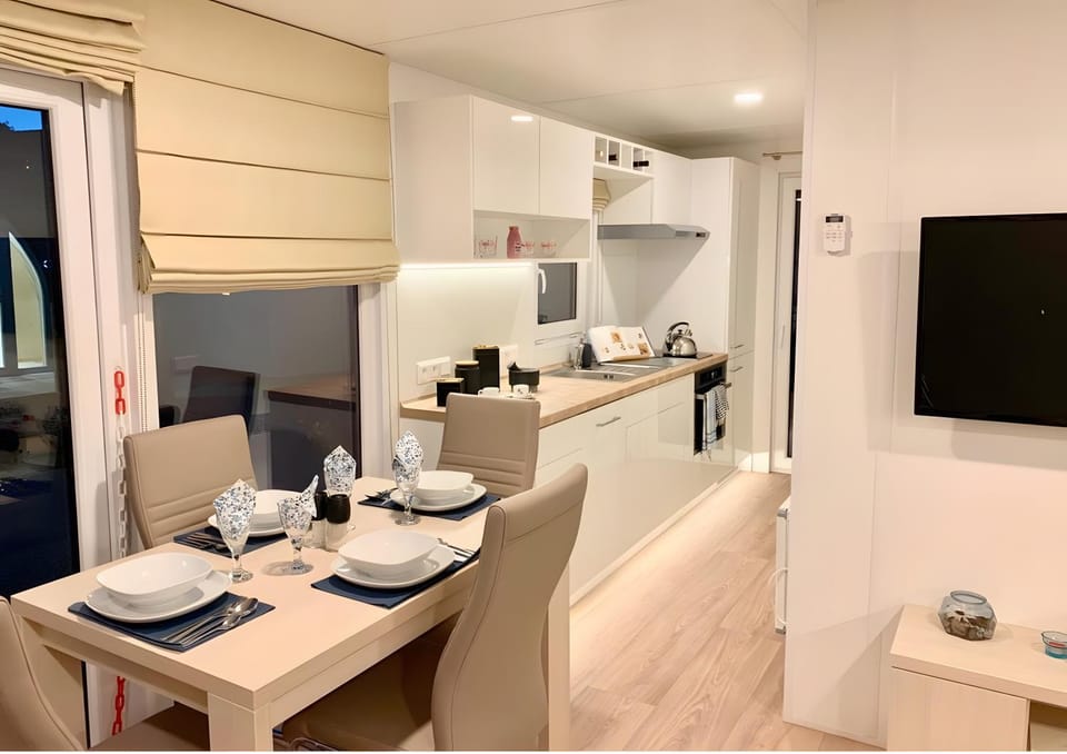 Property building, Kitchen or kitchenette, Living room