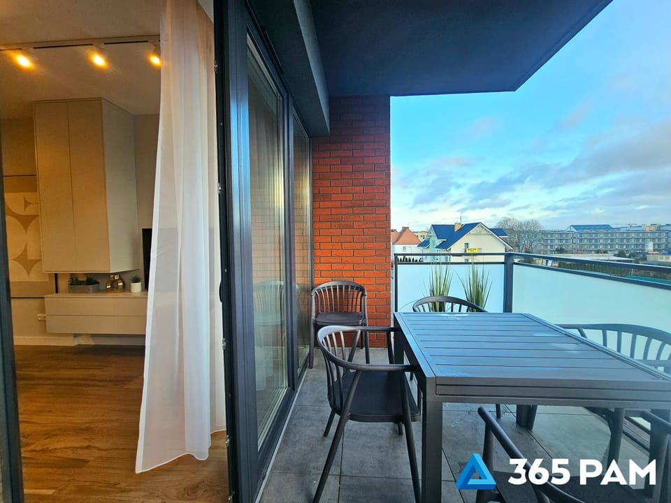 Property building, Day, View (from property/room), Balcony/Terrace, Kitchen or kitchenette, City view