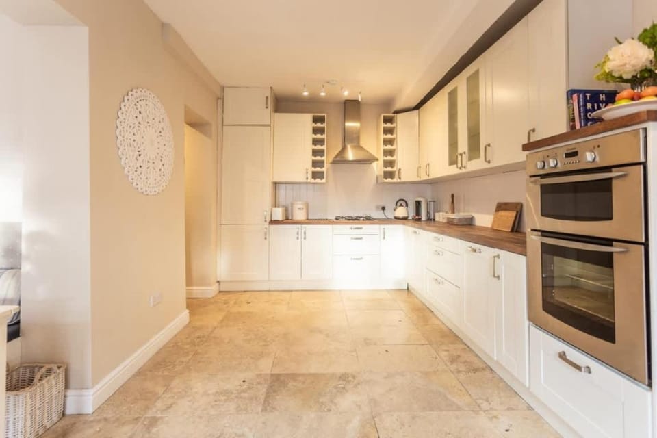 Spacious home Log Burner parking Good location House in Chester
