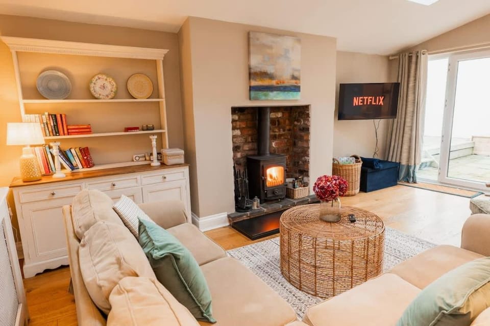 Spacious home Log Burner parking Good location House in Chester