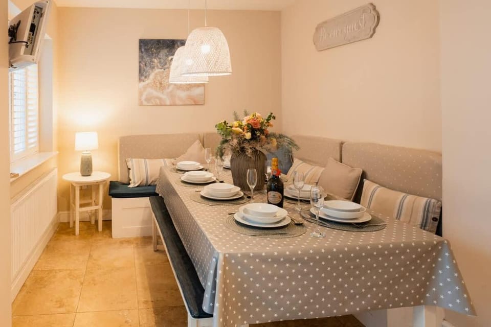 Spacious home Log Burner parking Good location House in Chester