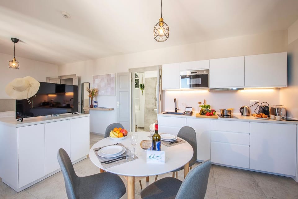 Kitchen or kitchenette, Living room, Dining area