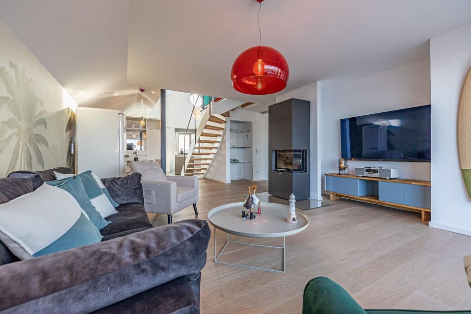 Communal lounge/ TV room, TV and multimedia, Living room, Seating area, Evening entertainment