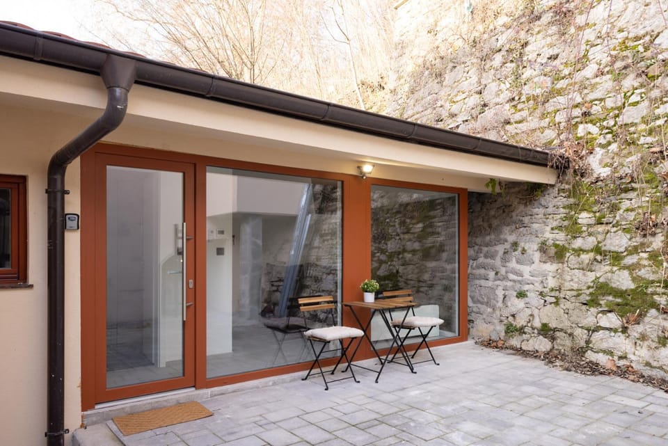 Property building, Patio, Day, Balcony/Terrace