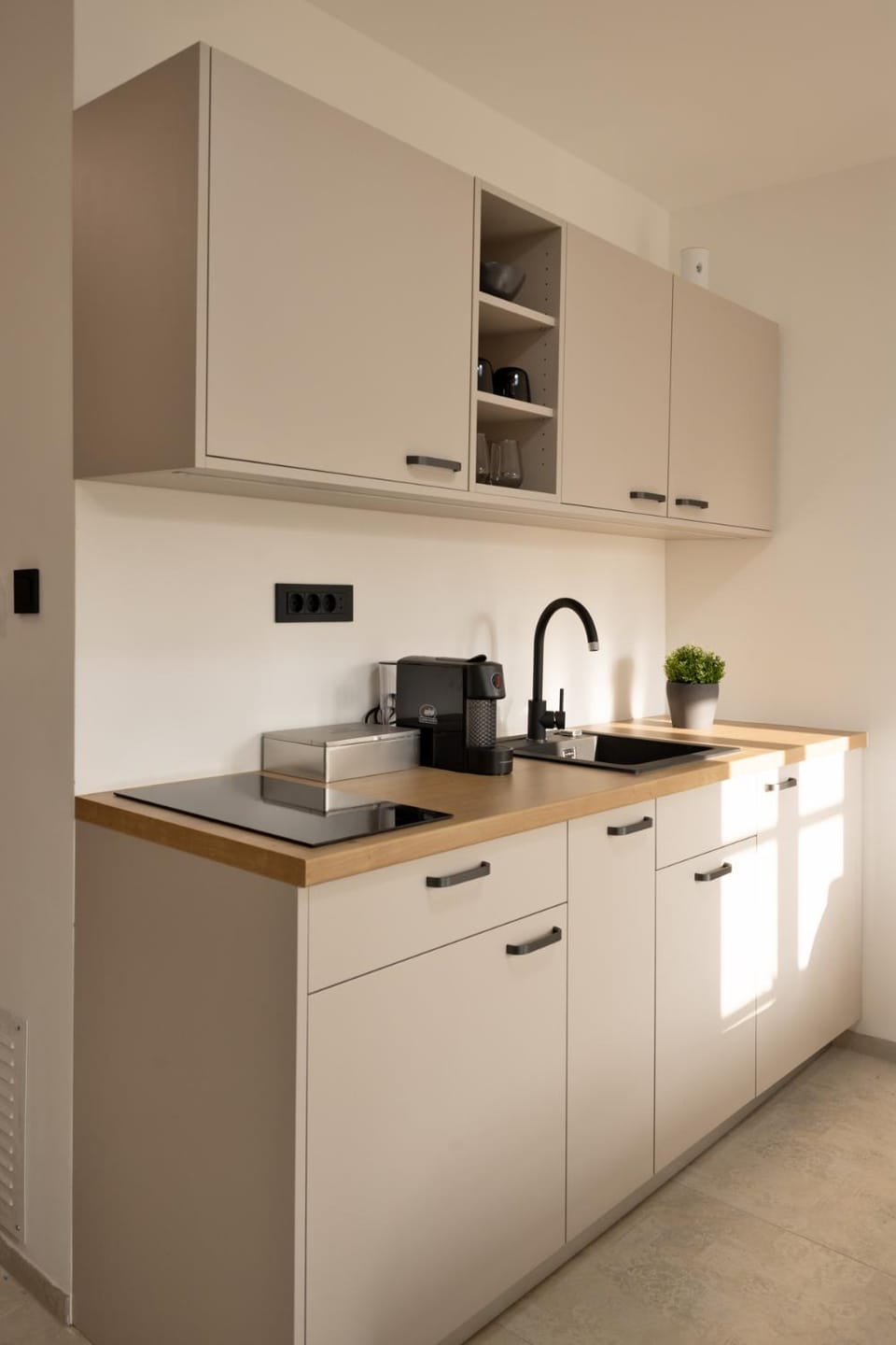 Coffee/tea facilities, Kitchen or kitchenette, stove, kitchen