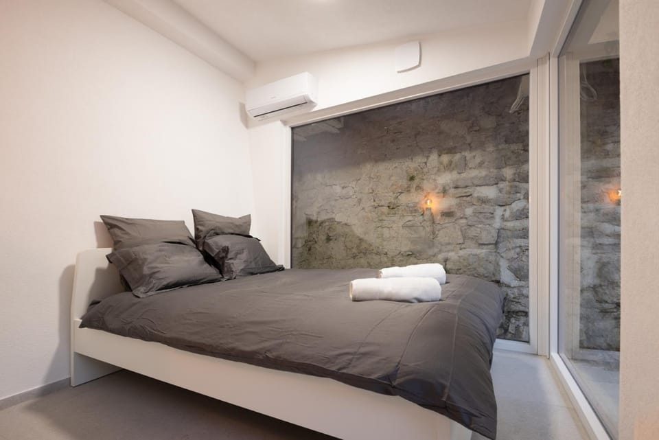 Bed, Bedroom, towels