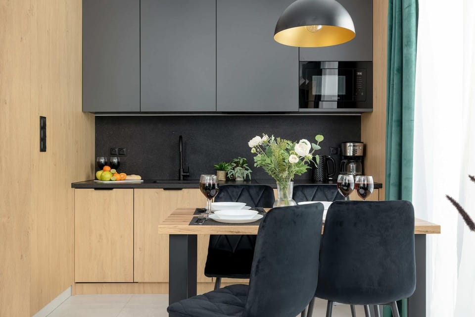 Kitchen or kitchenette, Dining area