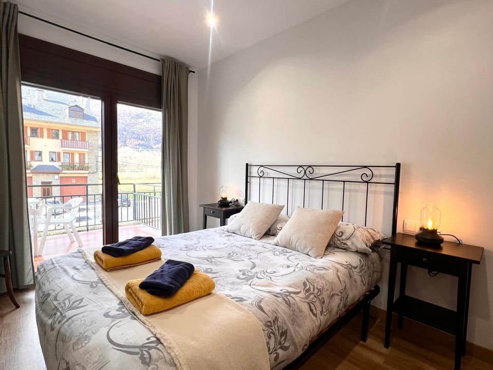 Bed, Photo of the whole room, towels