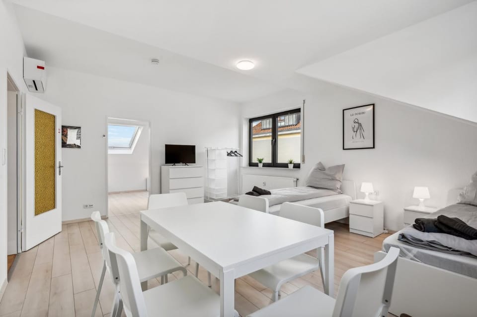 TV and multimedia, Photo of the whole room, Seating area, Dining area, Bedroom