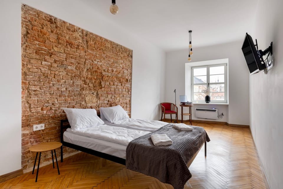Bed, TV and multimedia, Photo of the whole room, Bedroom, towels