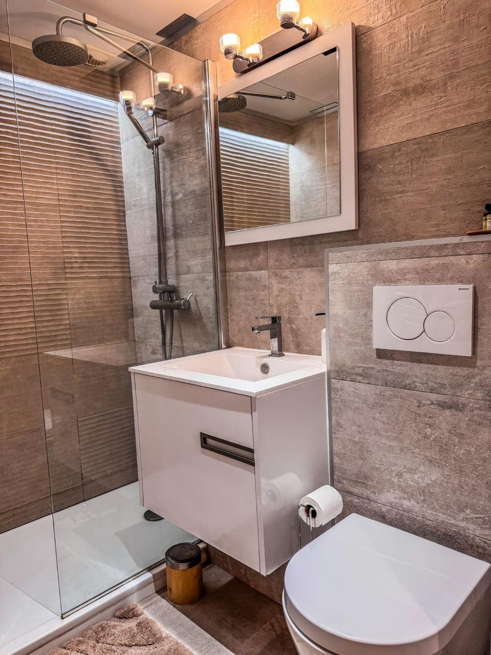 Shower, Toilet, Bathroom, towels