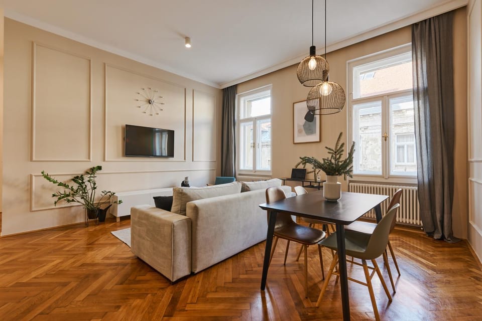 TV and multimedia, Seating area, Dining area