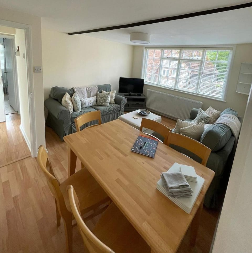 Fantastic Two Bedroom Courtyard Apartment Apartment in Wycombe District