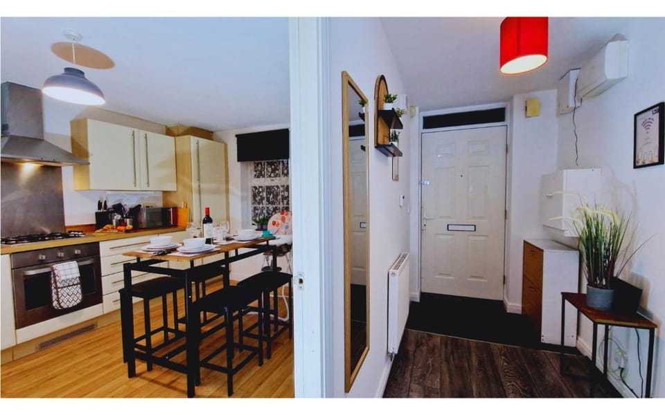 Facade/entrance, Dining area, internet, microwave, oven, stove, kitchen