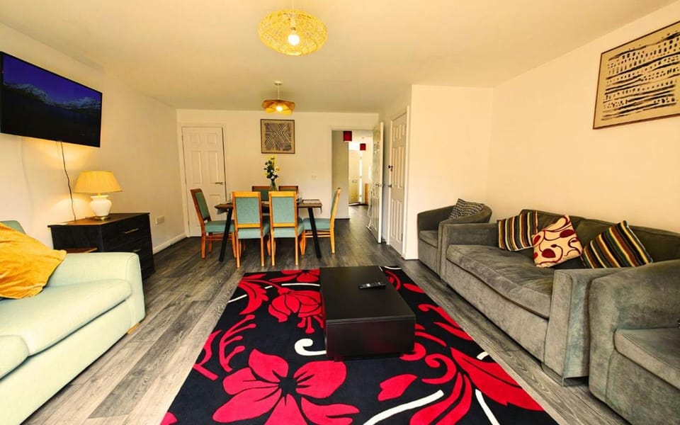 TV and multimedia, Living room, Photo of the whole room, Decorative detail, Dining area, furniture, internet