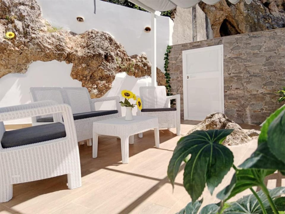 Patio, Day, Balcony/Terrace, Seating area