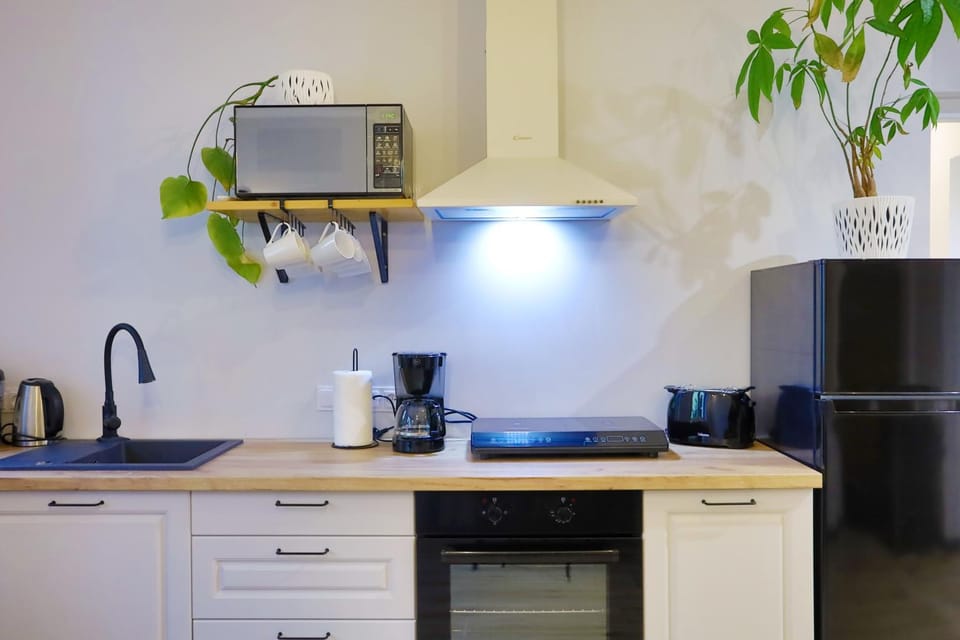 Coffee/tea facilities, Kitchen or kitchenette, microwave, stove, toaster