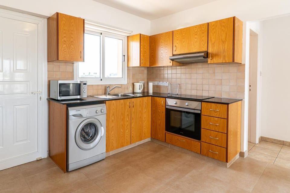 Kitchen or kitchenette, oven, stove, washing machine