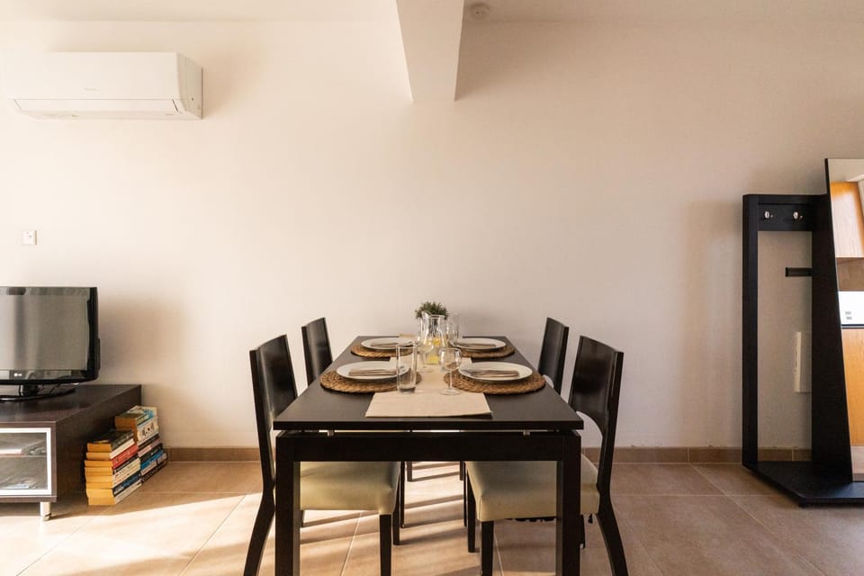 Seating area, Dining area, air conditioner