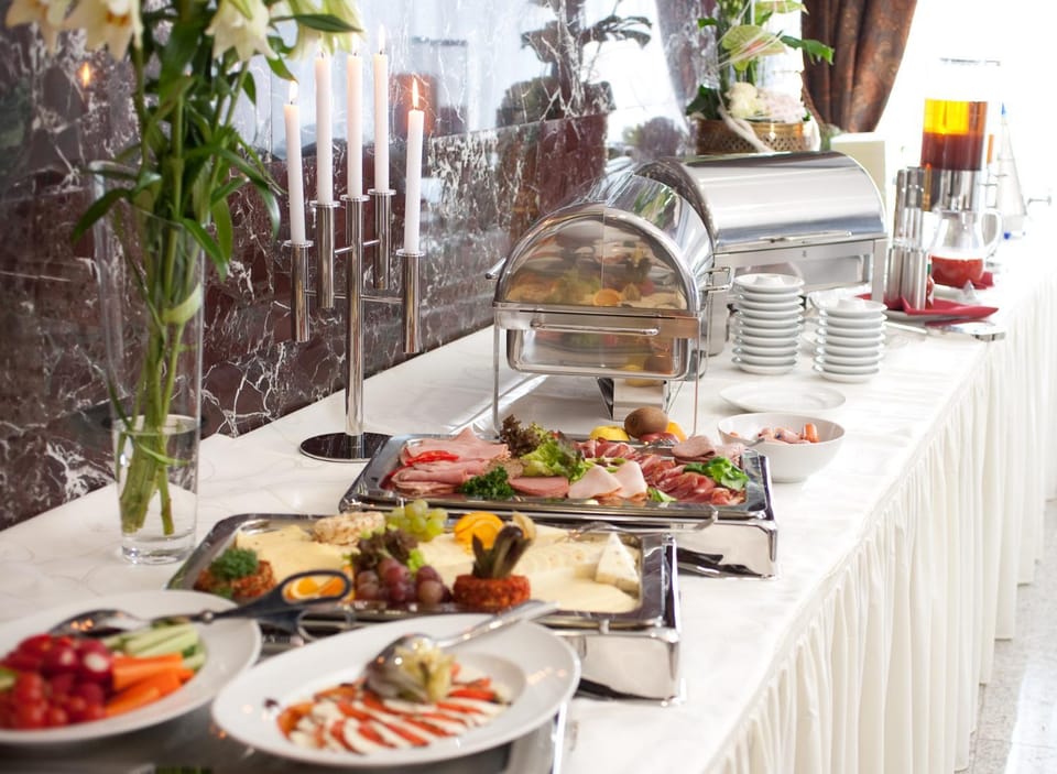 Restaurant/places to eat, Food and drinks, Buffet breakfast