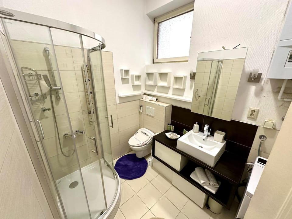 Shower, Toilet, Bathroom, bidet, towels