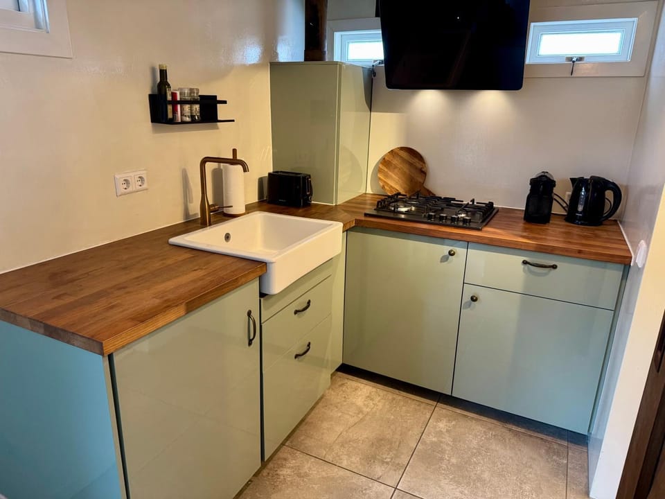 Coffee/tea facilities, Kitchen or kitchenette, stove, toaster